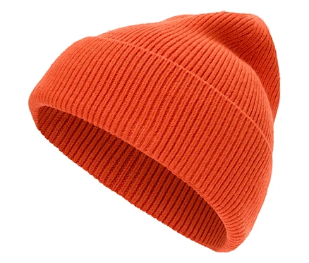 Oranžová pletená čiapka na bielom pozadí.