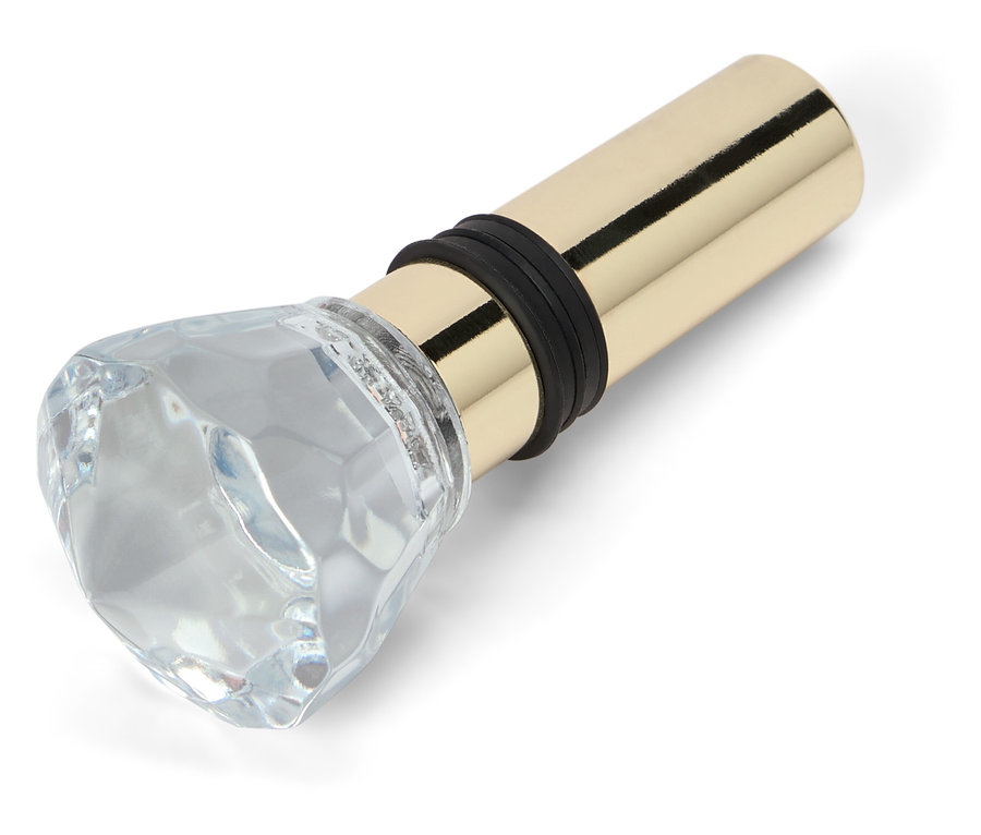 Zátka na fľašu so sklenenou ozdobou v tvare diamantu a zlatou kovovou základňou.