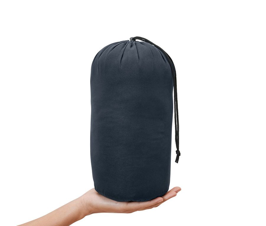 Ruka drží kempingový vankúš.