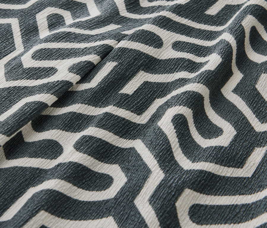 Detailný záber na potlačené pohodlné nohavice v pokrčenom vzhľade.