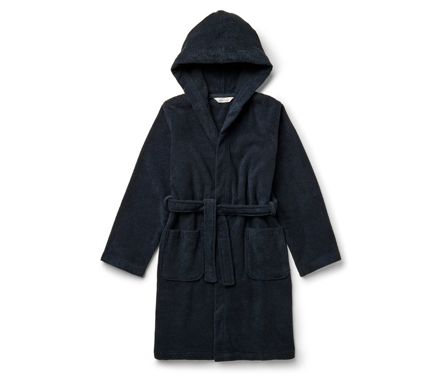 Tmavomodrý župan s kapucňou, opaskom a vreckami.