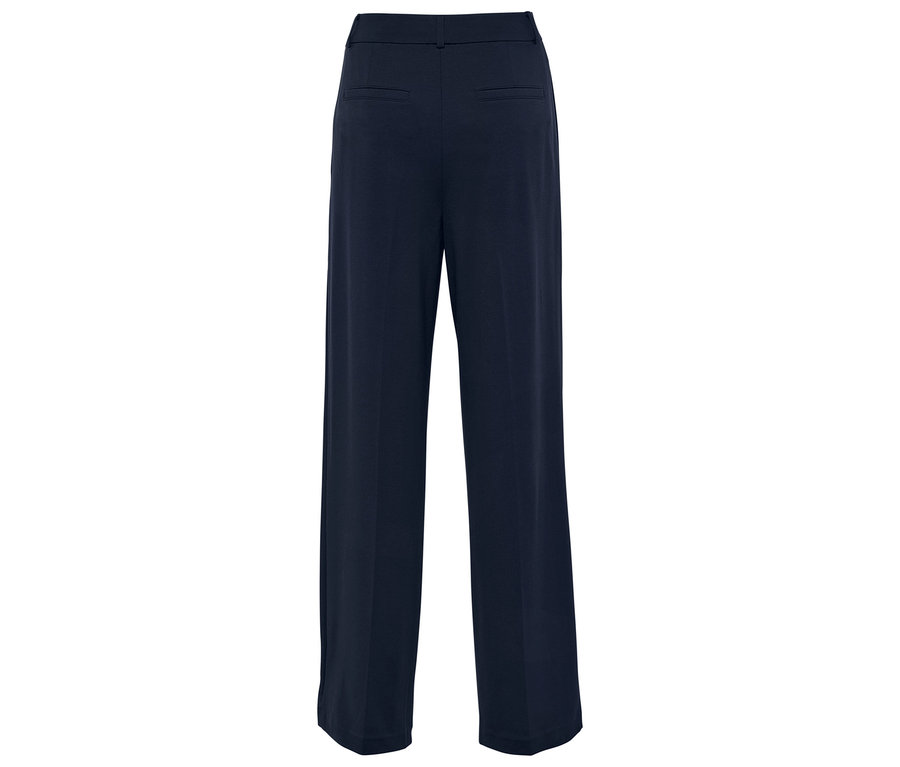 Pohľad zozadu na tmavomodré široké nohavice.