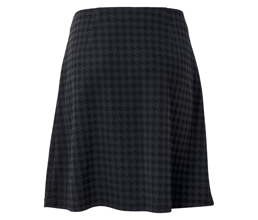 Čierna sukňa s kohúťou stopou.