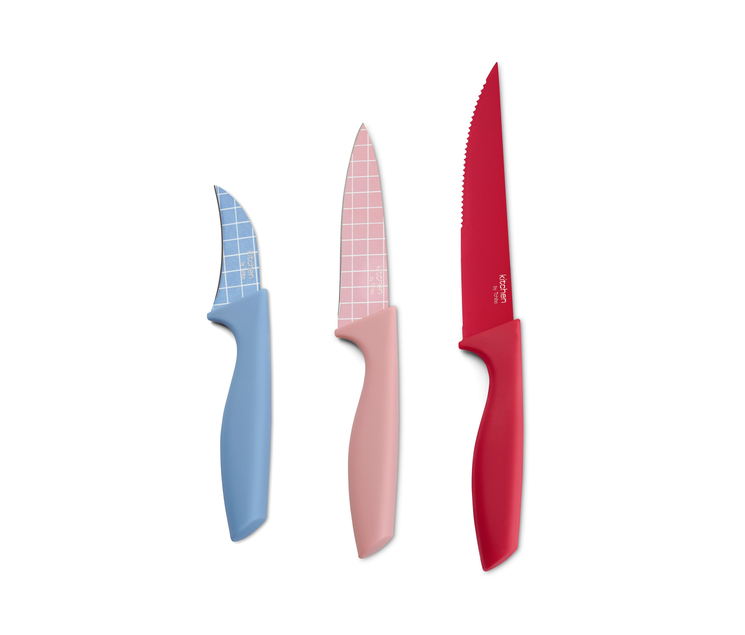 Tri kuchynské nože rôznych veľkostí a farieb na bielom pozadí.