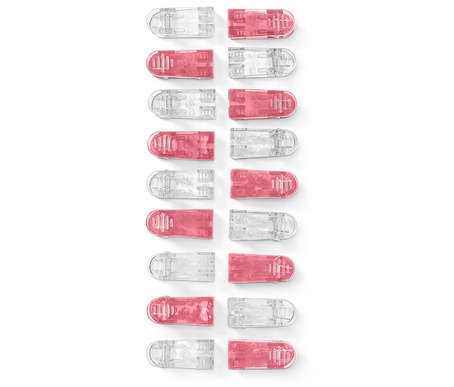 Detailný pohľad na 20 štipcov na bielizeň, striedavo ružové a priehľadné.