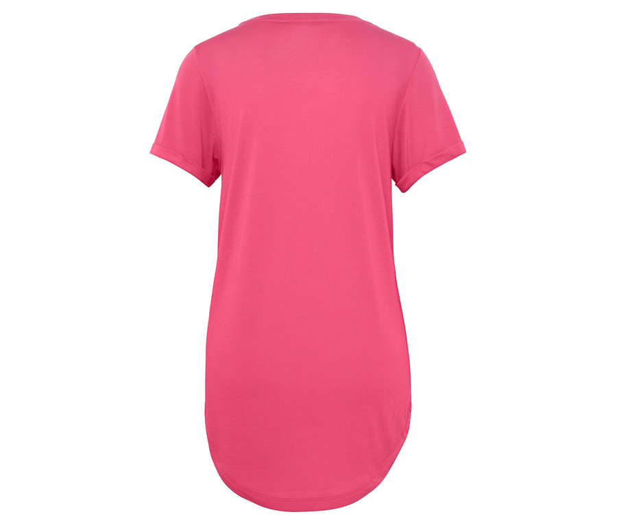 Detail zadnej strany ružového trička s krátkym rukávom.