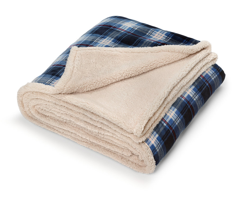 Zložená deka s modrým károvaným vzorom a krémovou sherpa podšívkou.