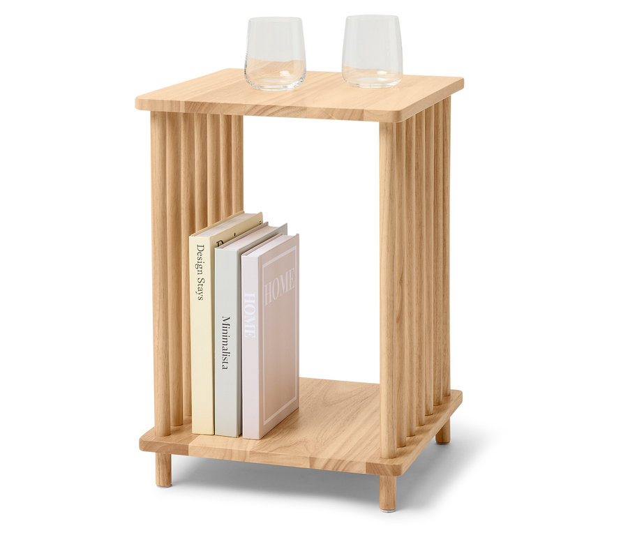 Dva sklenené poháre stoja na drevenom stolíku. Pod nimi sú tri knihy.