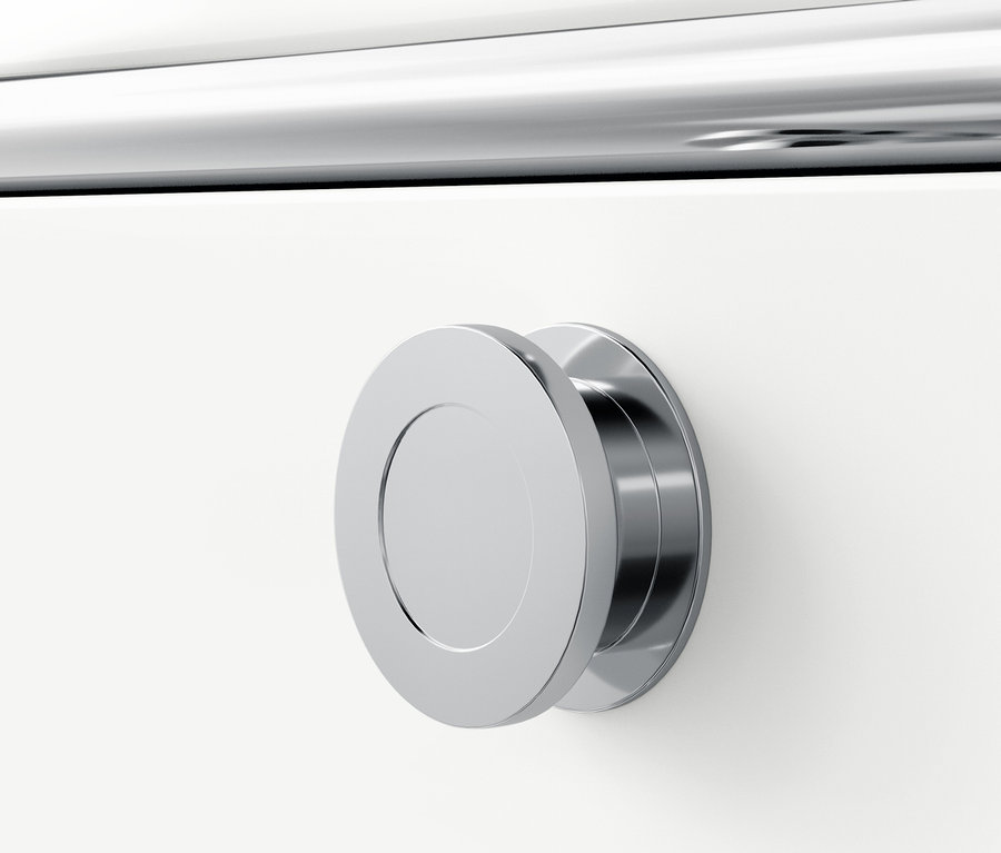 Detail chrómovej úchytky na bielom nábytku.