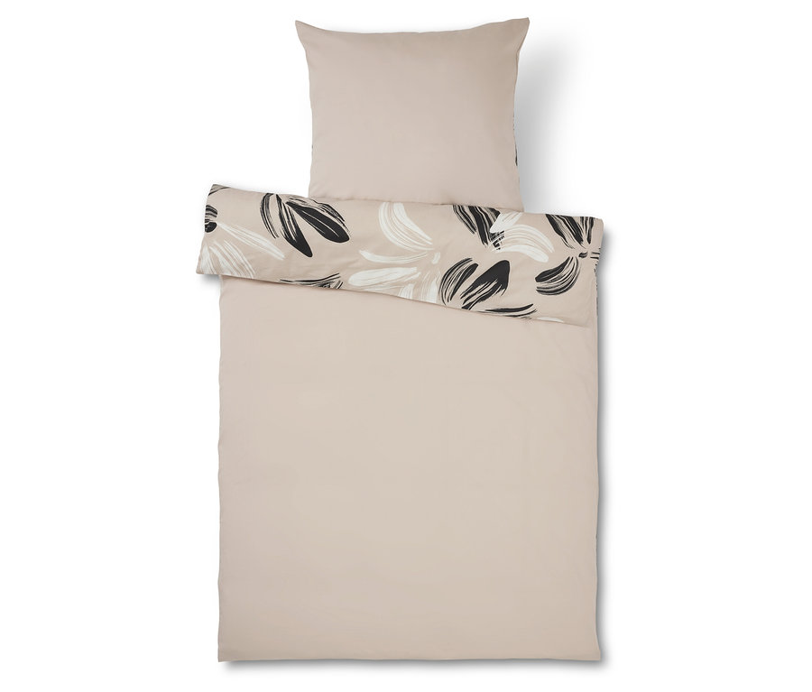 Béžové posteľné prádlo s kvetinovým vzorom.