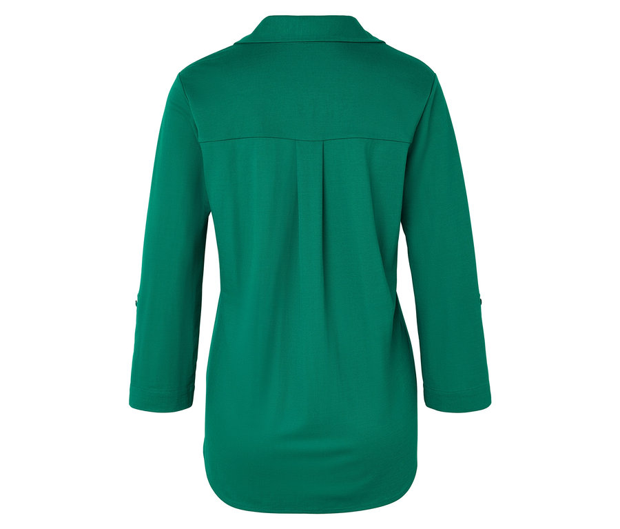 Pohľad zozadu na zelenú blúzku s golierom a trojštvrťovými rukávmi.