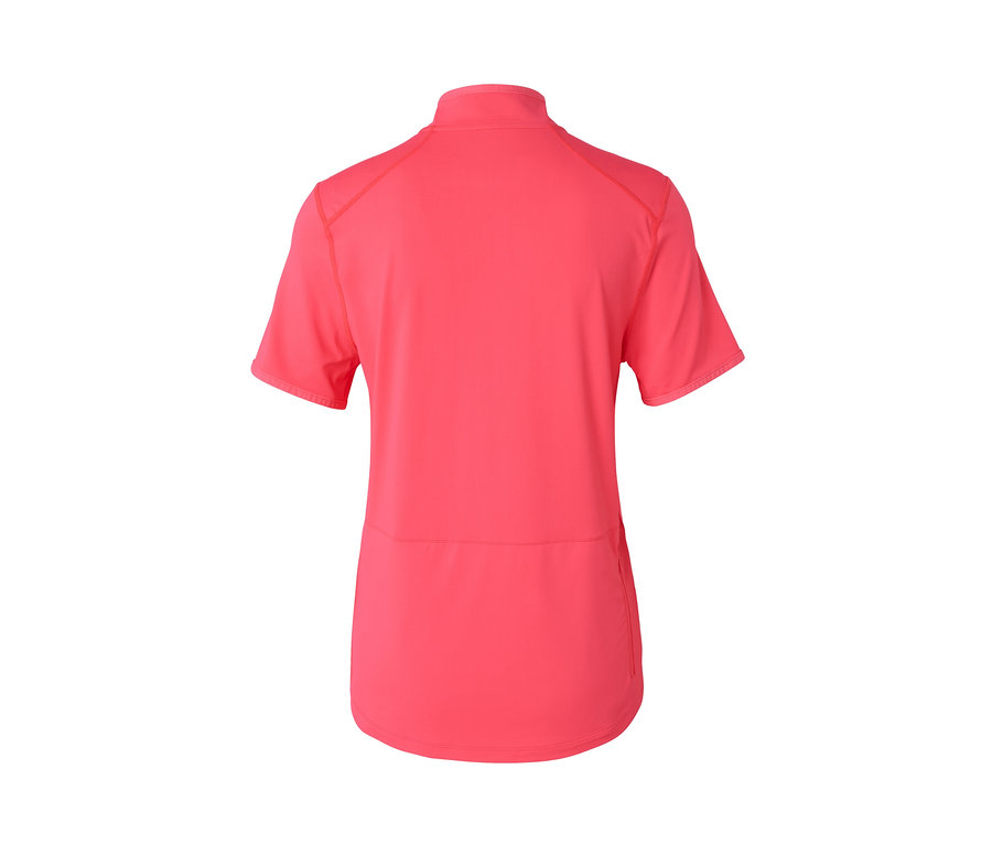 Detail zadnej strany ružového cyklistického trička s krátkym rukávom.