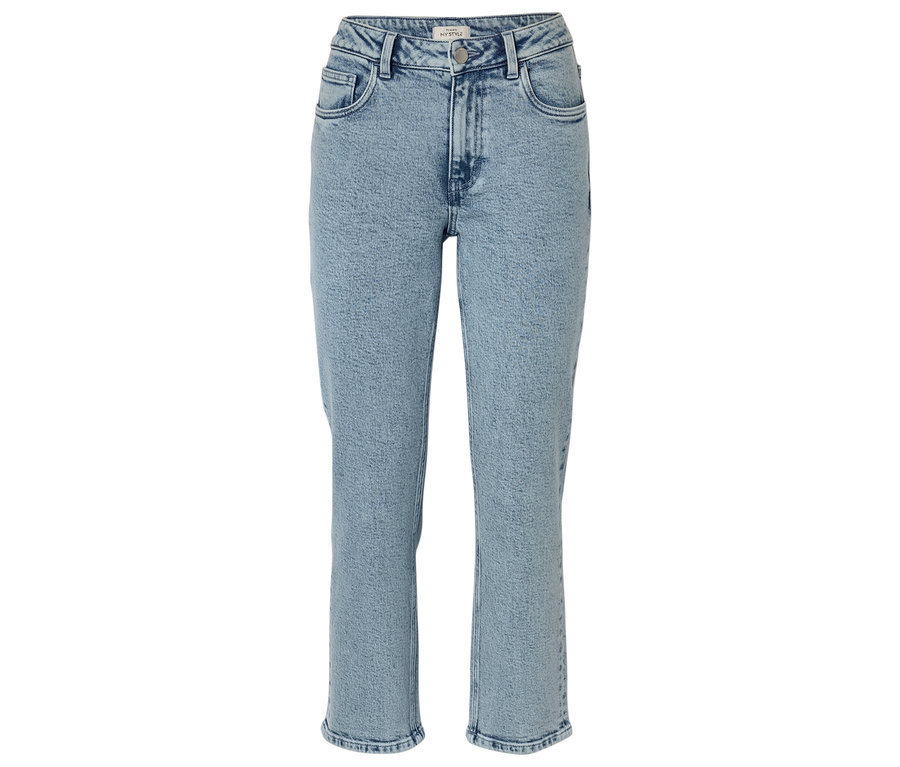 Svetlomodré džínsy strihu mom, izolované na bielom pozadí.