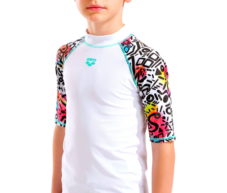 Detailný záber na dieťa v bielom plaveckom tričku Arena s farebnými geometrickými vzormi na rukávoch.