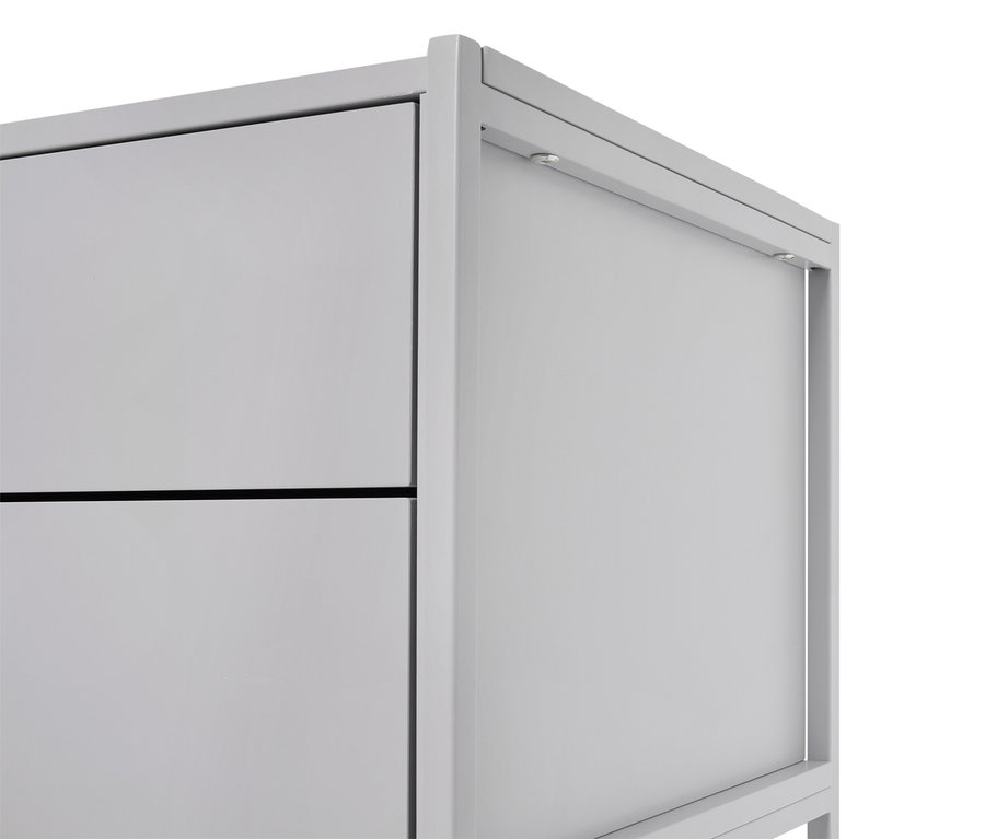 Detailný pohľad na svetlosivú skrinku so zásuvkami a posuvnými dverami na bielom pozadí.