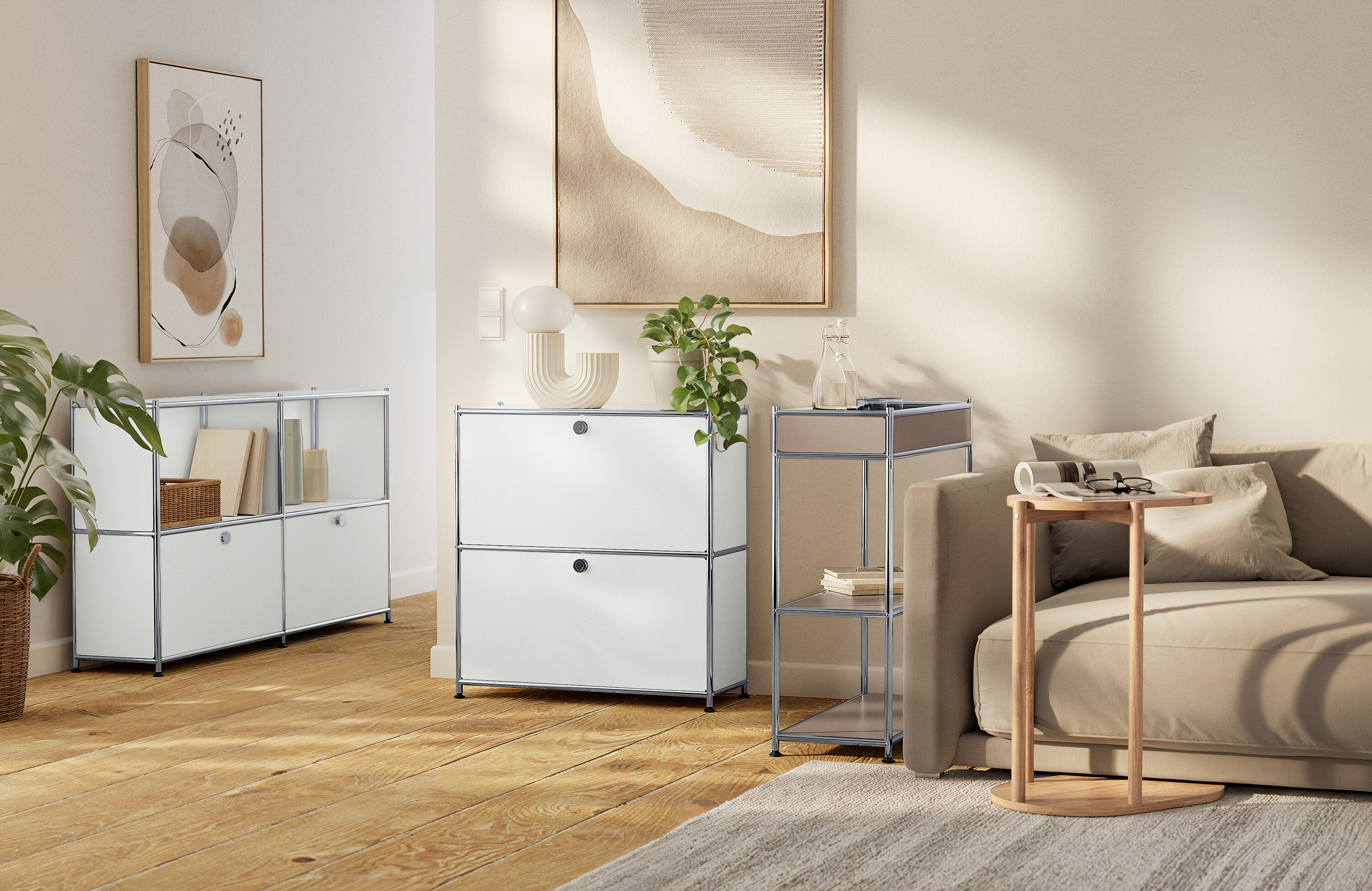 Obývacia izba s bielymi modulárnymi úložnými jednotkami, béžovou pohovkou a neutrálnymi umeleckými dielami.