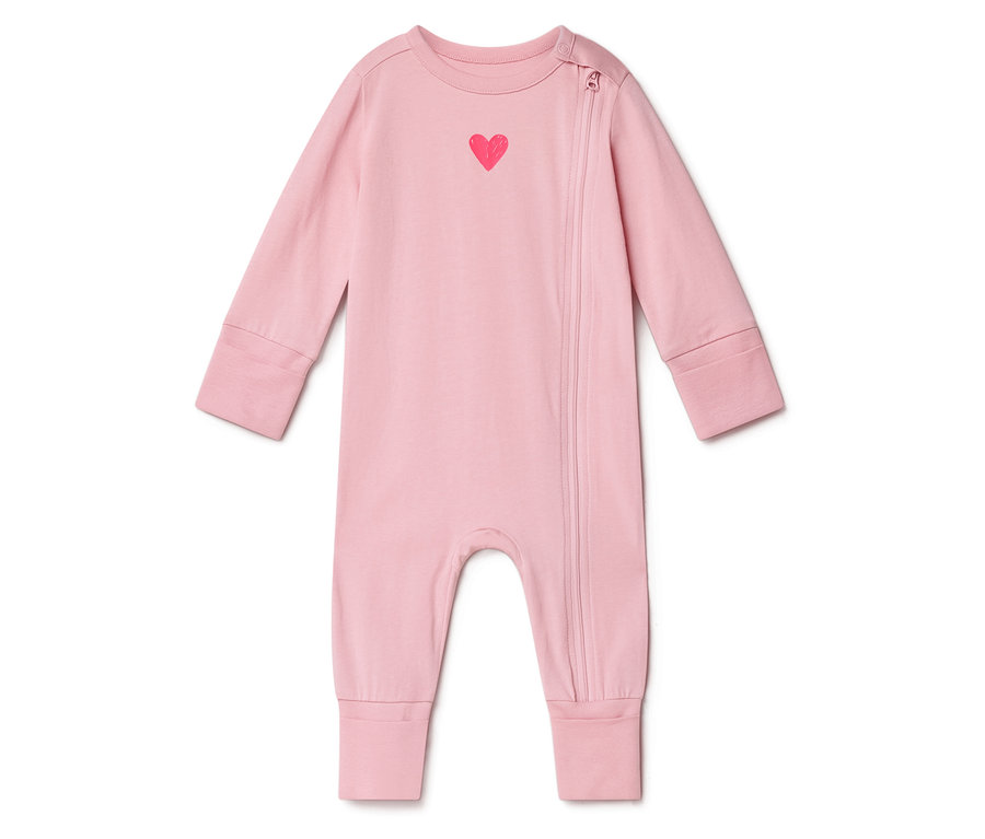 Ružový dojčenský overal s červeným srdcom na hrudi a bočným zipsom.