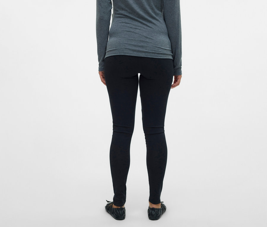 Pohľad zozadu na ženu v sivom tope a legínach MAMALICIOUS v 2-balení »MLEMMA«.