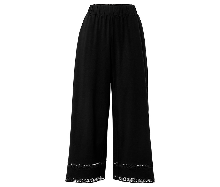 Čierne culottes nohavice s elastickým pásom a čipkovaným lemom.
