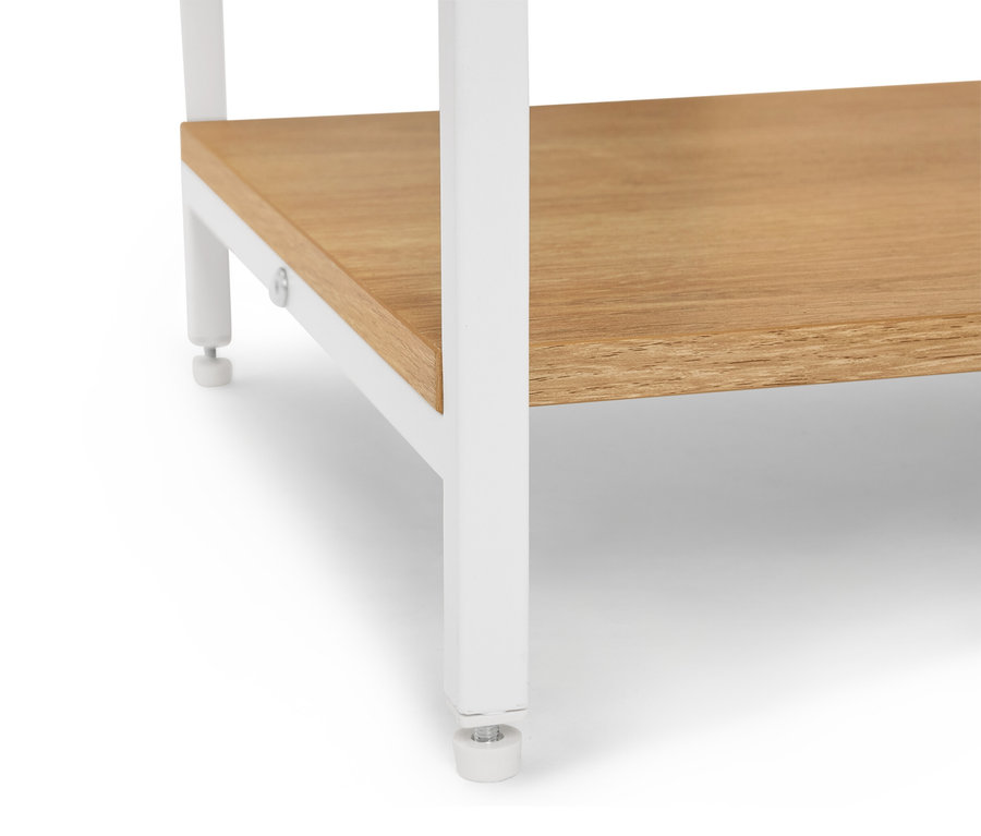 Detailný pohľad na policu s drevenou policou a bielymi nohami.