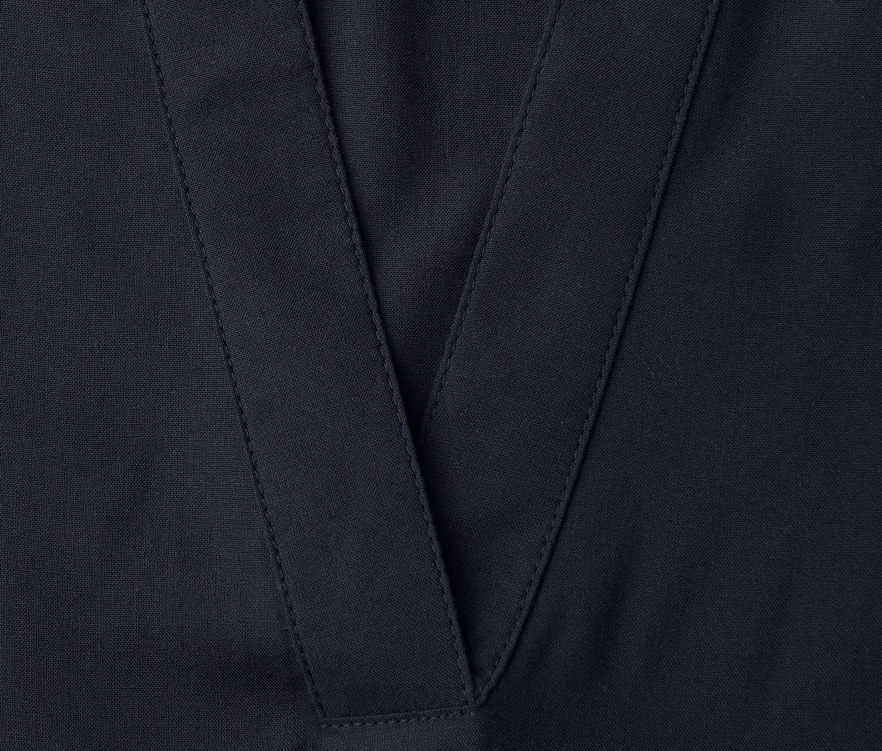 Detail výstrihu do V na tkanej blúzke Street One.