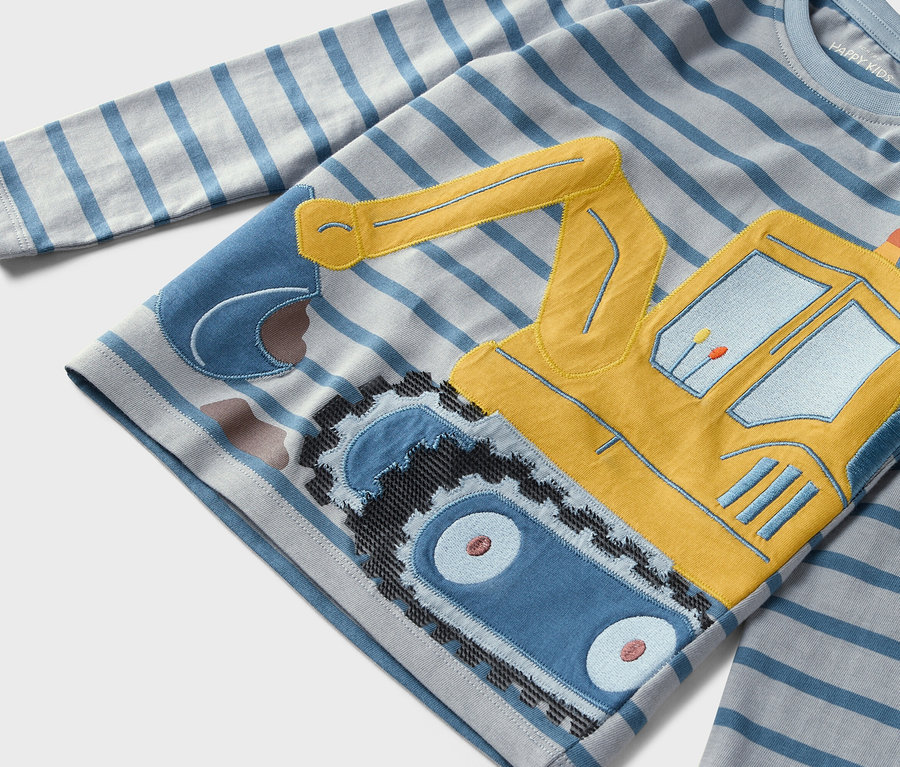 Tričko s dlhým rukávom s aplikáciou bagra na sivo-modrom prúžkovanom materiáli.