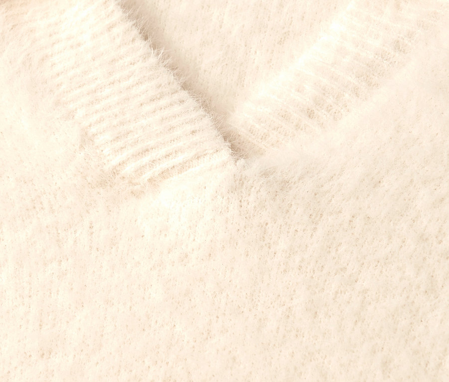 Detail pleteného pulóvra s polo golierom Street One.