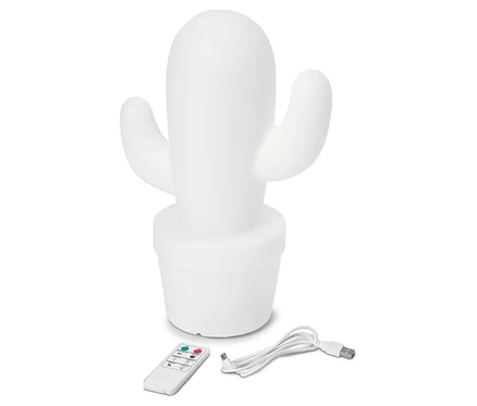 Biela lampa v tvare kaktusu stojí na bielom povrchu s diaľkovým ovládaním a USB káblom.