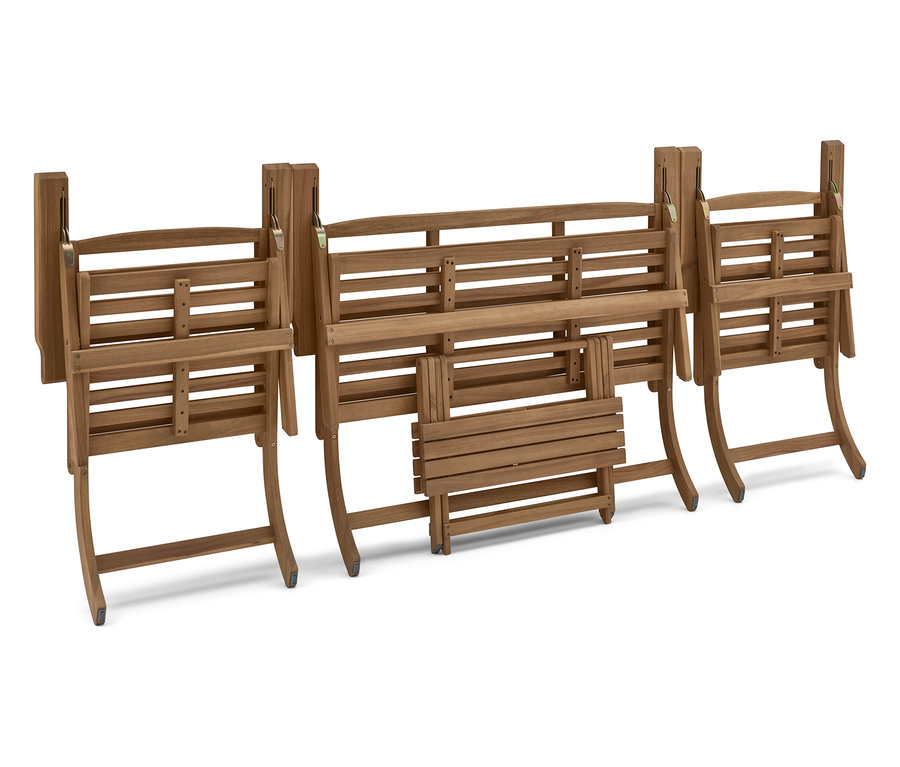 Tri zložené drevené lavičky stoja vedľa seba na bielom pozadí.