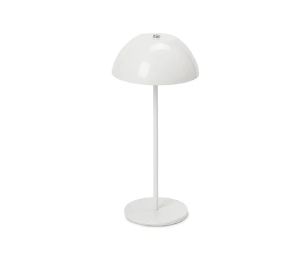 Biela stolová LED lampa s akumulátorom, kupolovitým tienidlom, štíhlym podstavcom a okrúhlou základňou na bielom pozadí.