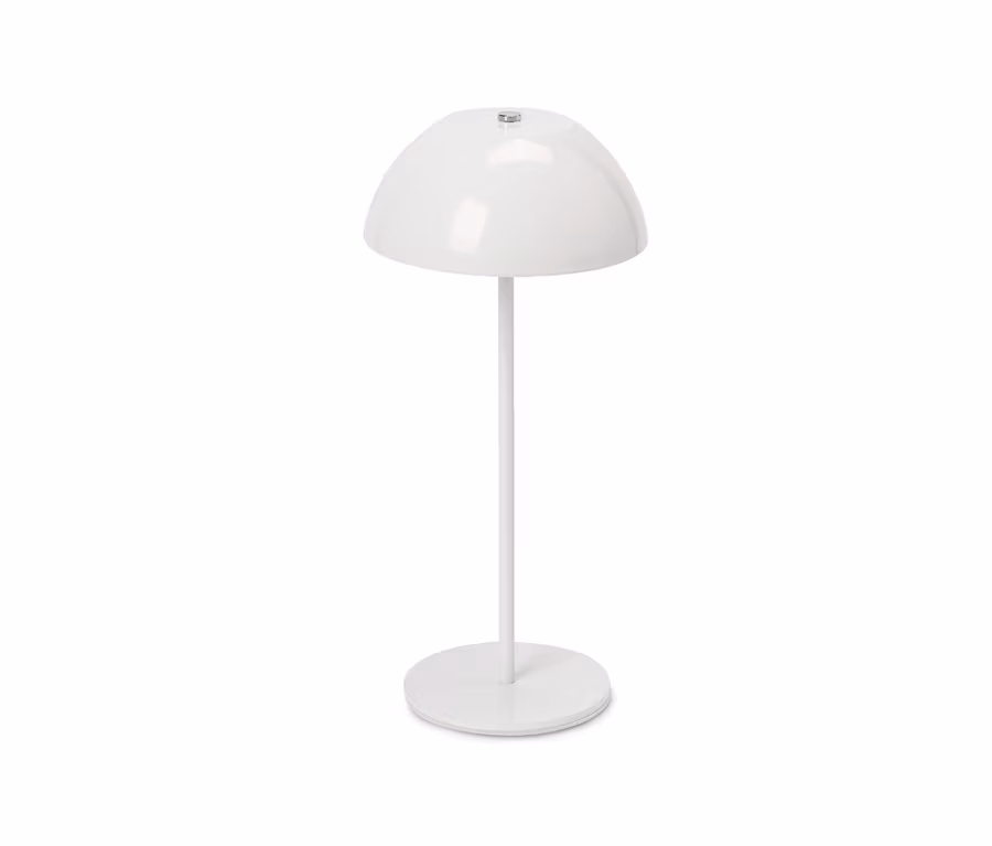 Biela stolová LED lampa s akumulátorom, kupolovitým tienidlom, štíhlym podstavcom a okrúhlou základňou na bielom pozadí.