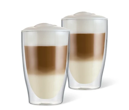 Dva dvojstenné poháre s latte macchiato.