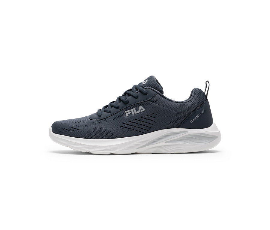 Tmavosivá športová obuv s bielou podrážkou a šnúrkami, logo Fila na boku, nápis „Comfort Foam“ na päte.