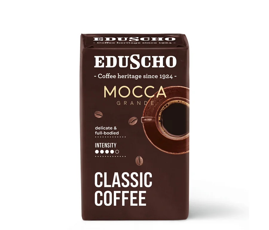 Balenie mletej kávy Eduscho Mocca Grande s šálkou kávy.