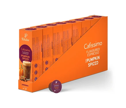 Oranžový displejový box obsahuje osem menších oranžových škatuliek Cafissimo Flavoured Espresso - Pumpkin Spiced, spolu 80 kapsúl. Pred boxom leží jedna fialová kapsula.