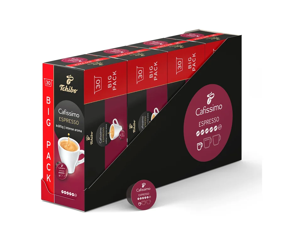 Čierny stojan s niekoľkými červeno-čiernymi baleniami 30 kapsúl Cafissimo Espresso silné. Pred ním leží jedna tmavá kapsula.