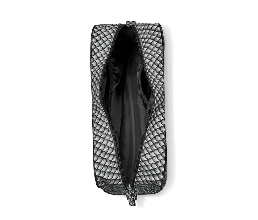 Otvorená súprava kozmetických taštičiek s čierno-bielym vzorom šupín.