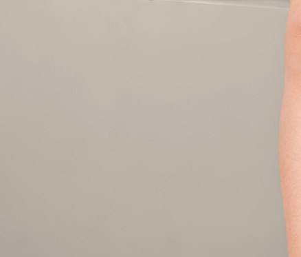 Dievča sedí a ukazuje prstom, má na sebe bavlnené body s dlhým rukávom, 5 ks.