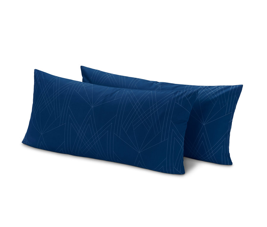 Dve modré obliečky na vankúše z renforcé, každá cca 80 x 40 cm, s geometrickým vzorom.