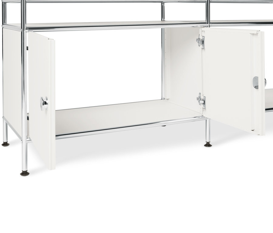 Detail bielej doplnkovej súpravy kovových dvierok »CN3« s otvorenými dvierkami.