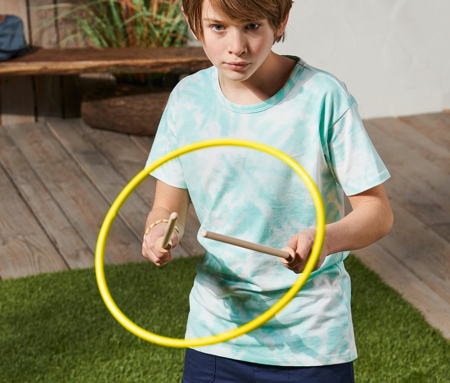 Chlapec sa hrá s hrou »Lietajúci kruh«.