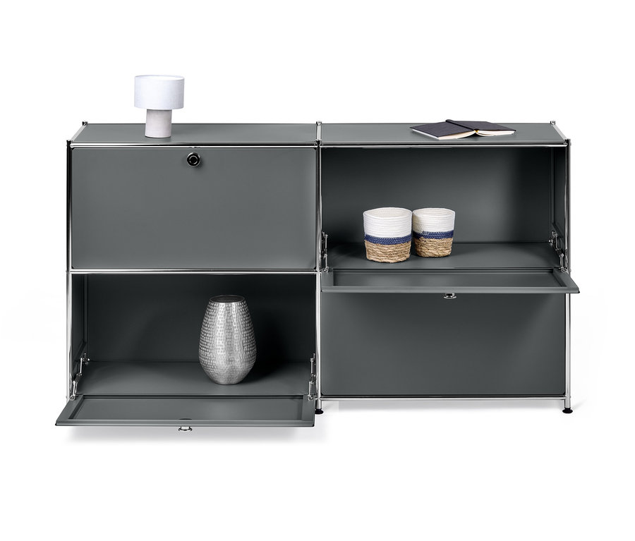 Sivá odkladacia skrinka »CN3« so 4 výklopnými priehradkami, z ktorých sú dve zatvorené, dve otvorené, vnútri váza a dva koše.