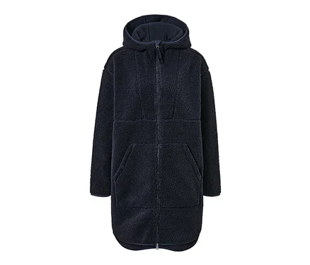 Tmavo modrý plyšový kabát v oversize štýle s kapucňou a zipsom.