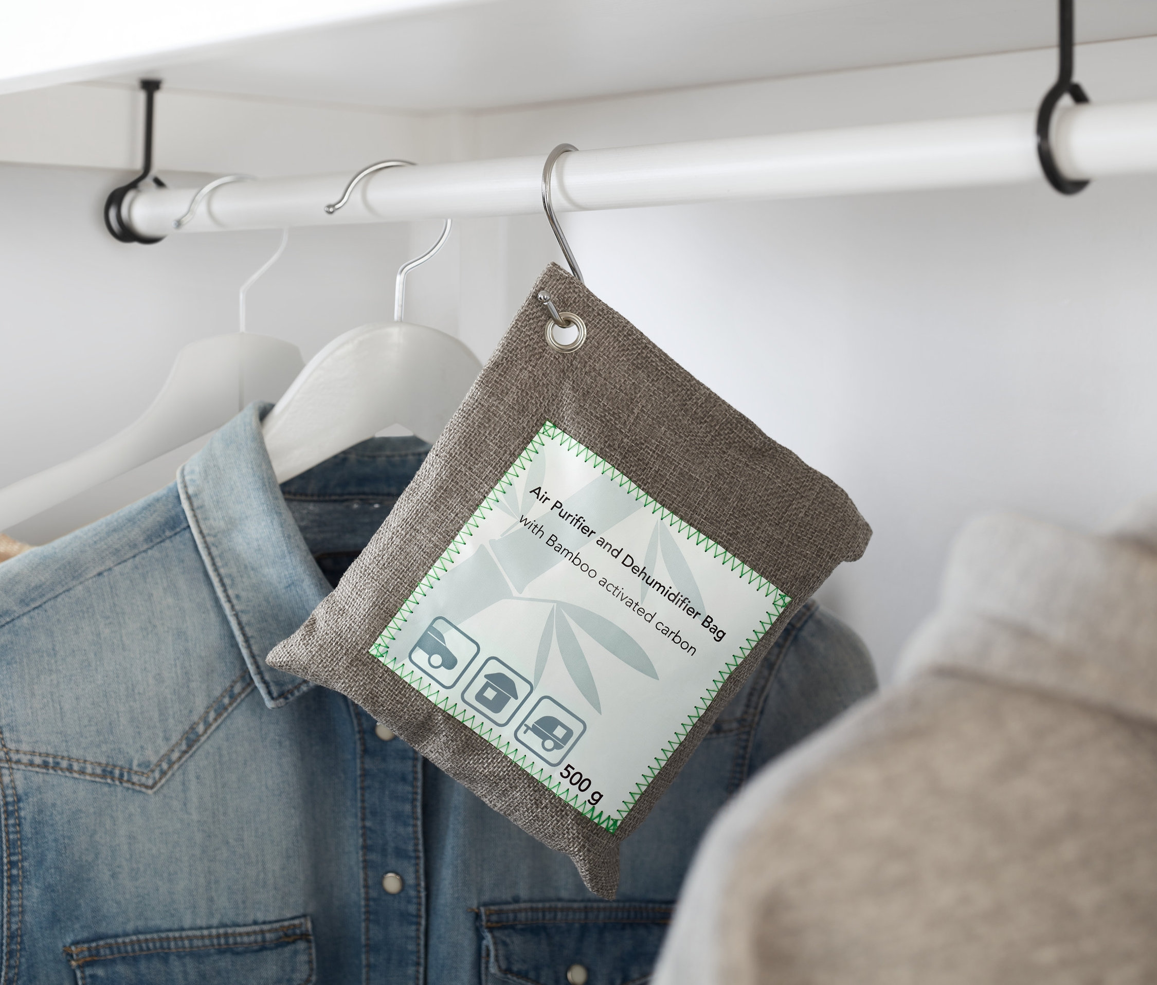 Sivý Vankúšik na čistenie vzduchu a odvlhčovanie visí na vešiaku v skrini.