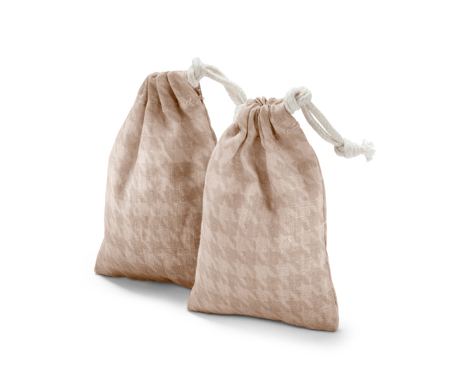 Dve vrecúška s cédrovým drevom.