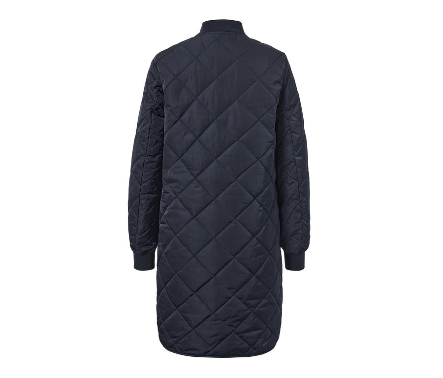 Prešívaný kabát zobrazený zozadu.