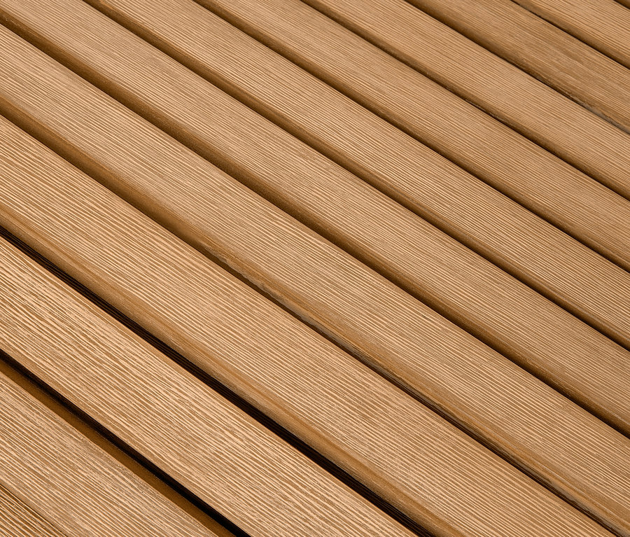 Detailný záber na záhradné kreslo Adirondack s vysúvacou podnožkou, v prírodnom odtieni.