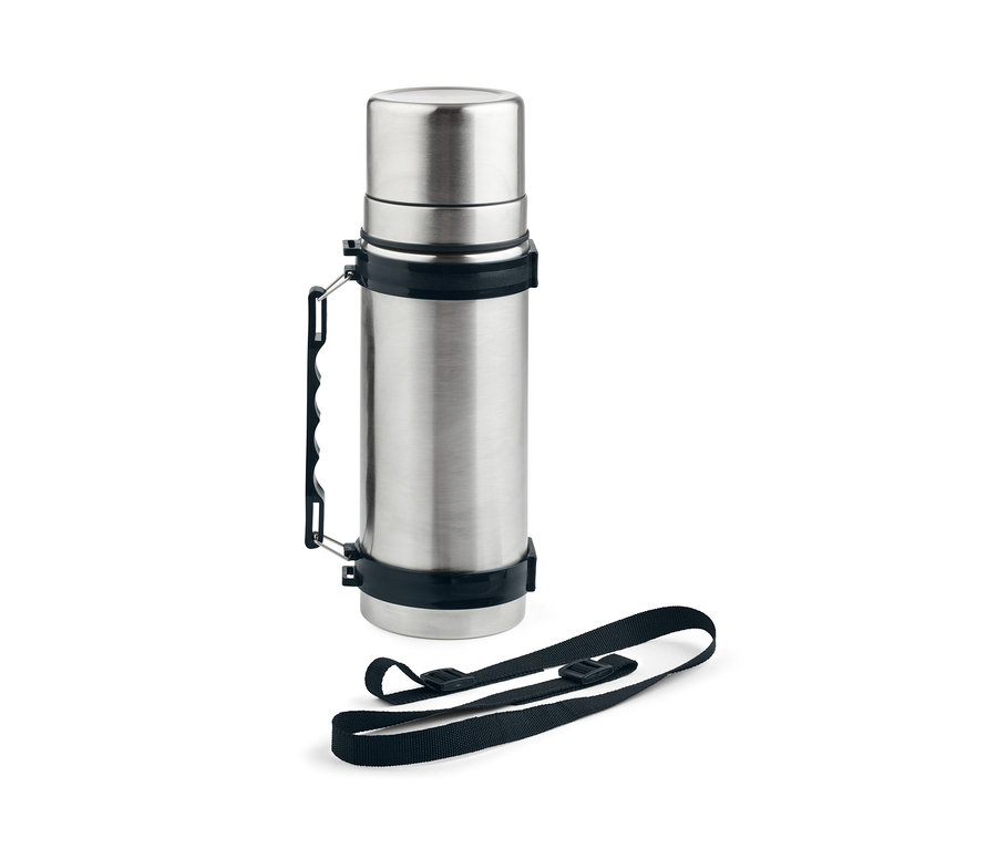 Strieborná termoska s 2 pohárikmi a čiernym popruhom na bielom pozadí.