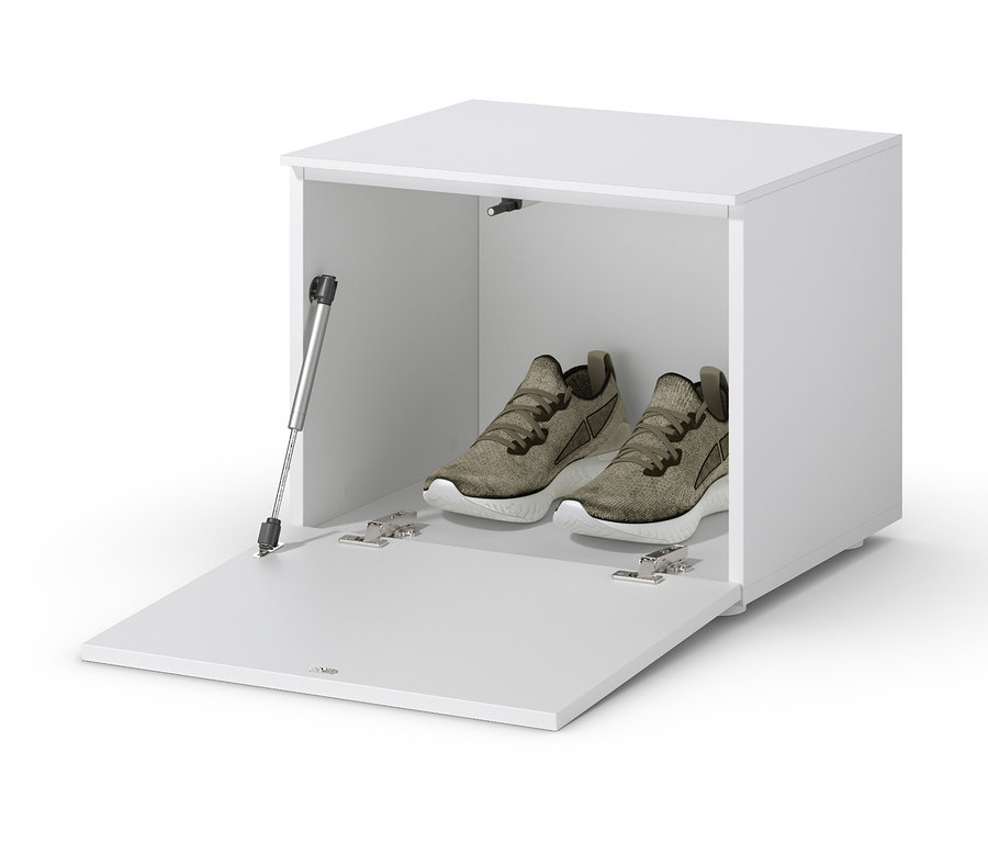 Vnútri otvorenej bielej lavice, cca 50 cm, stojí pár hnedých topánok.