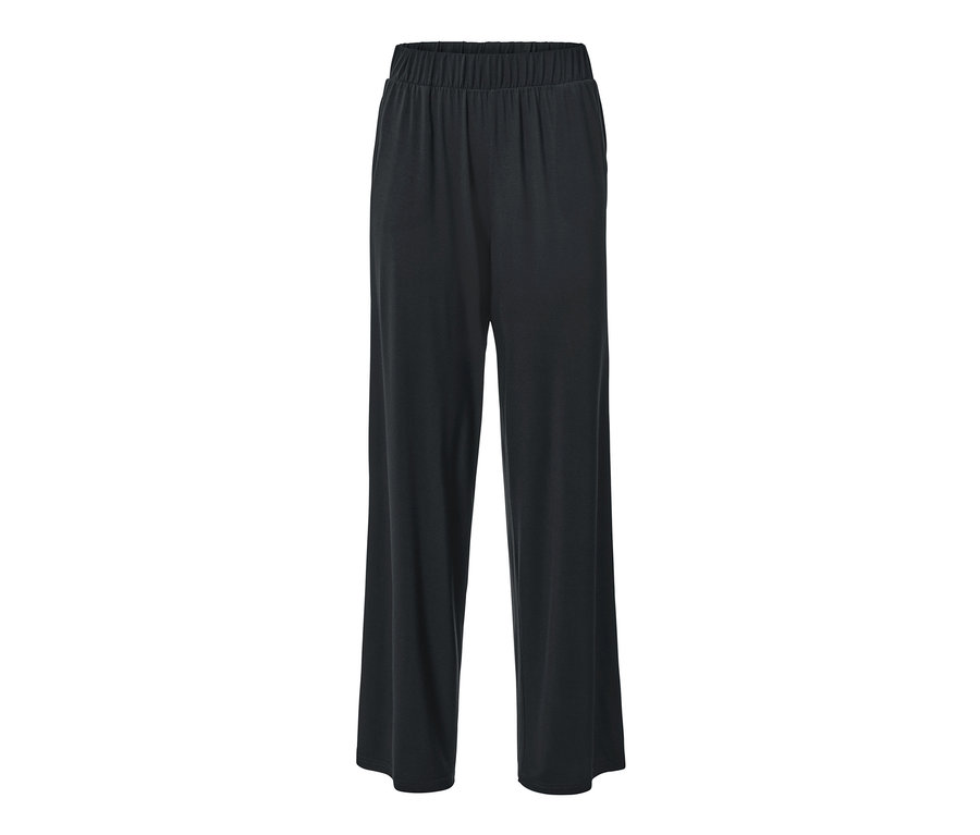 Čierne nohavice v štýle palazzo na bielom pozadí.